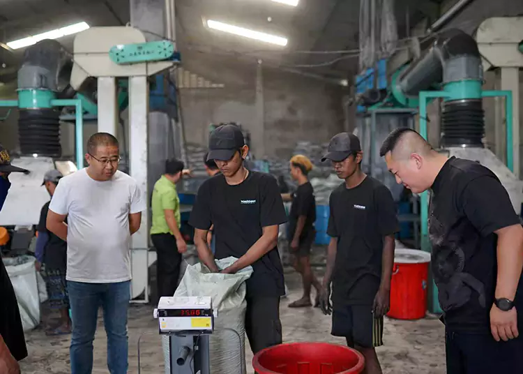 Visita en profundidad a la fábrica de carbón activado de cáscara de coco de clientes indonesios: testigos de la solidez de la producción y la sinceridad de la cooperación
